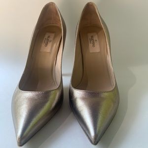 VALENTINO GOLD POINTED TOE PUMPS WOMENS SIZE 36 (US 6)